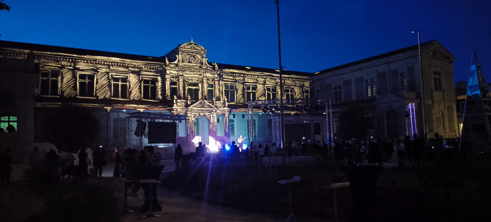 La Villa Créative de nuit — projection monumentale